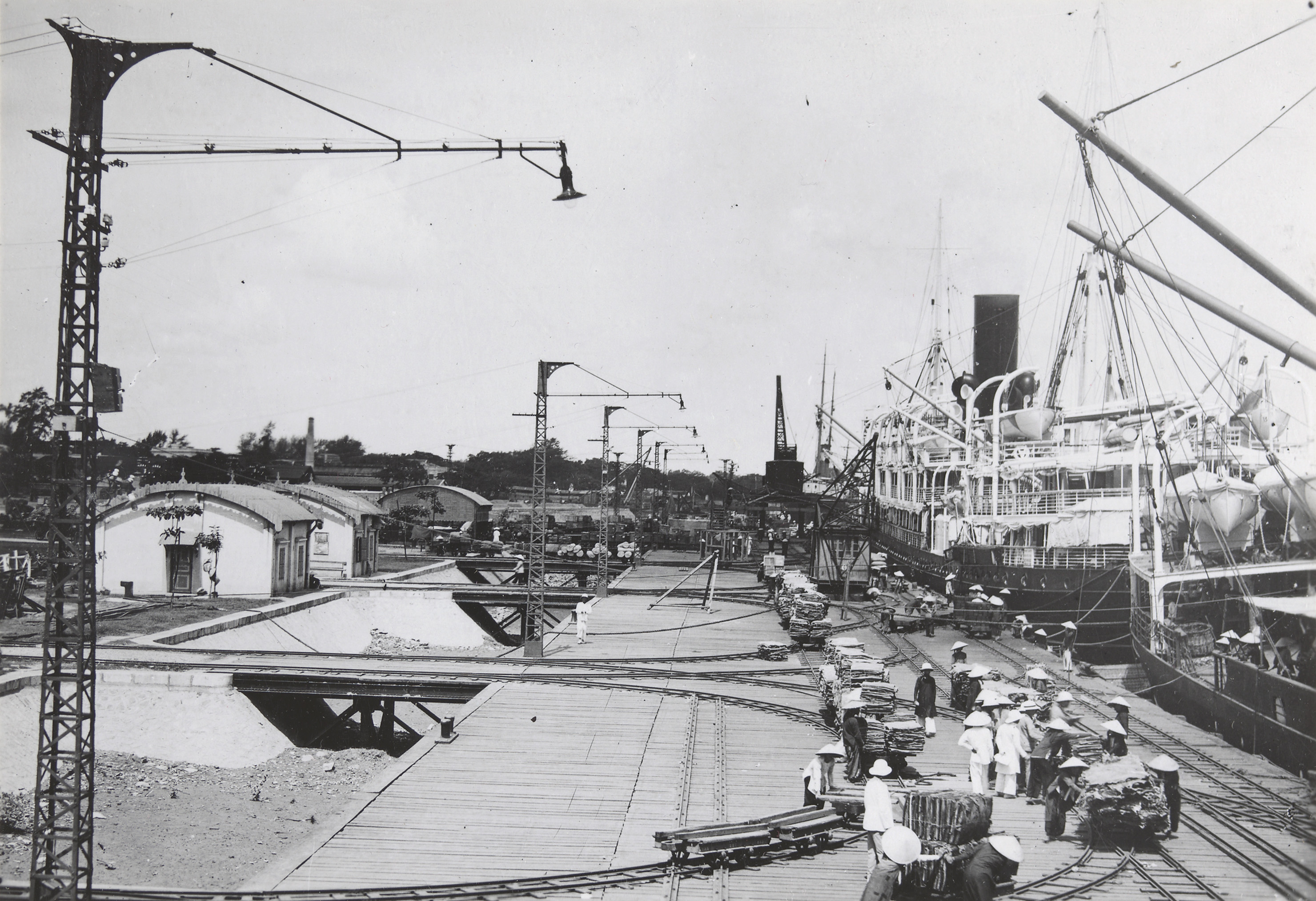 FR ANOM 30Fi 120N040. « Saigon, port de commerce, quai de déchargement », v. 1930 ? (fonds de l’Agence économique de la France d’outre-mer).